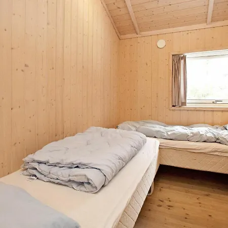 8 Person In Rodby-by Traum